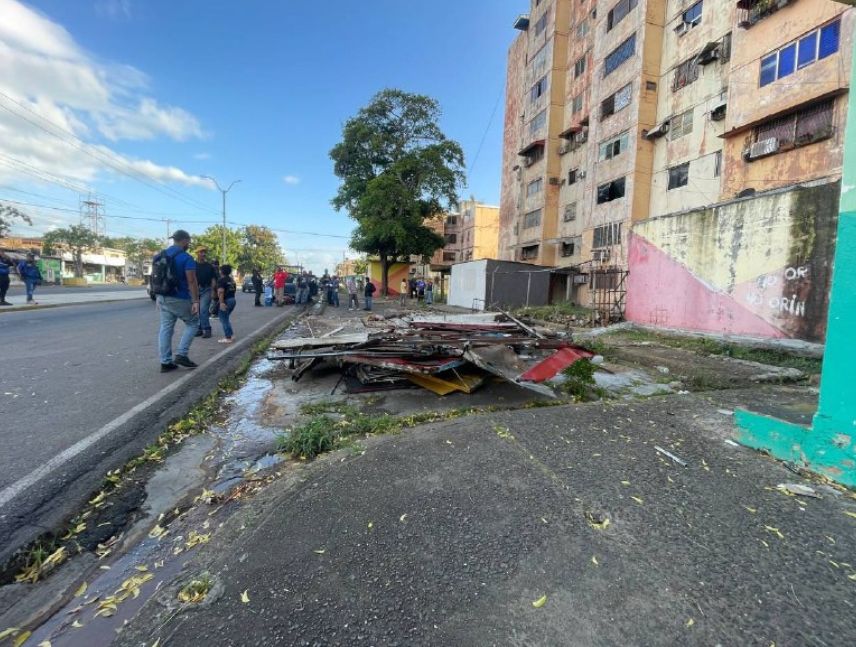 Demuelen estructuras de kioscos en Unare I previo a su reubicación