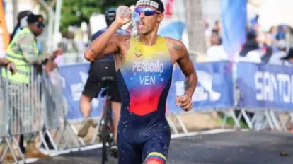 Triatlón vistió bronce en equipos