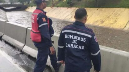 Bomberos de Caracas monitorean caudal del río Guaire