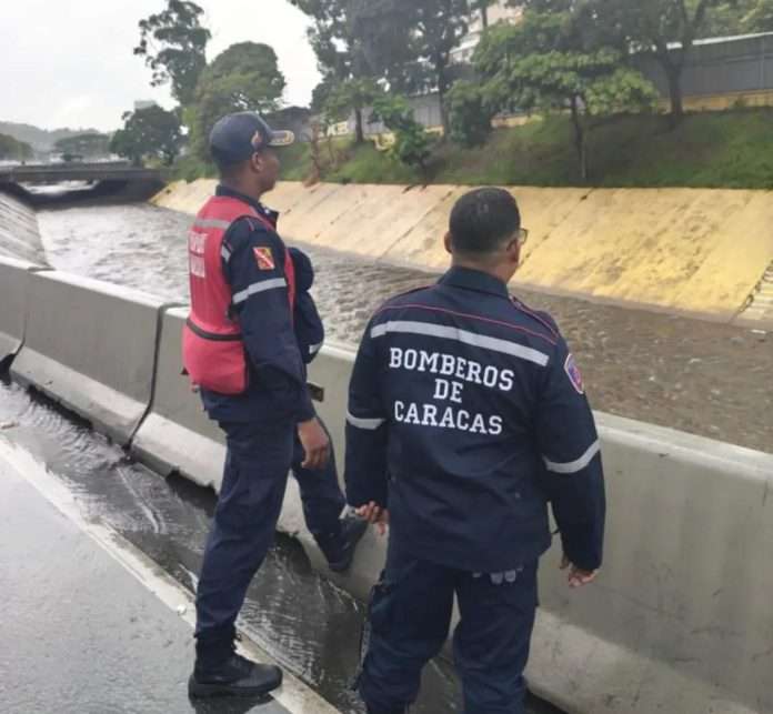 Bomberos de Caracas monitorean caudal del río Guaire