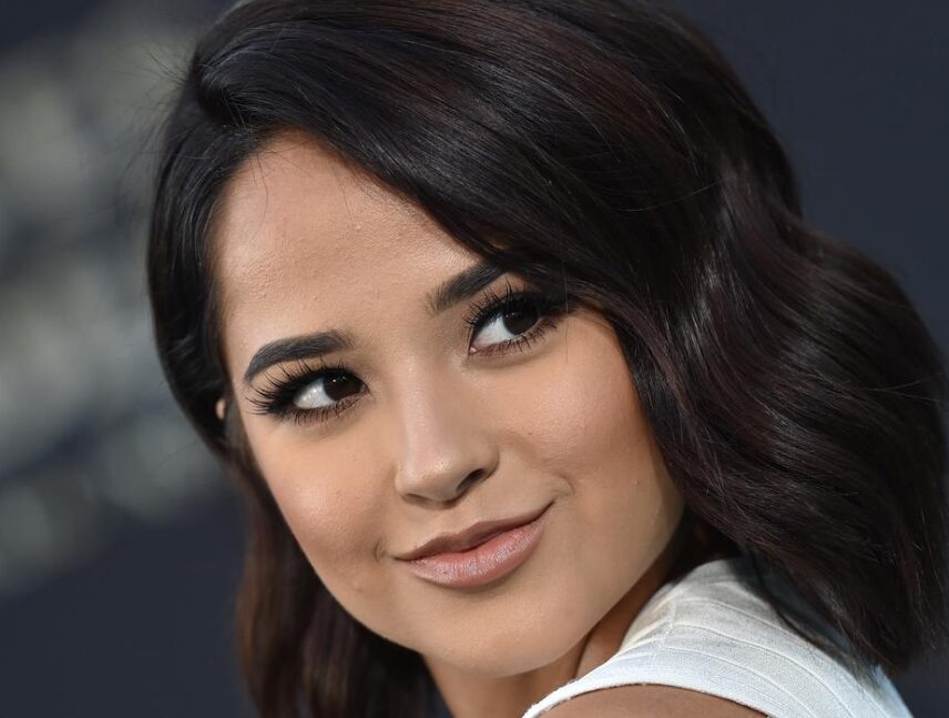 Becky G rinde homenaje a sus raíces latinas con su nuevo álbum