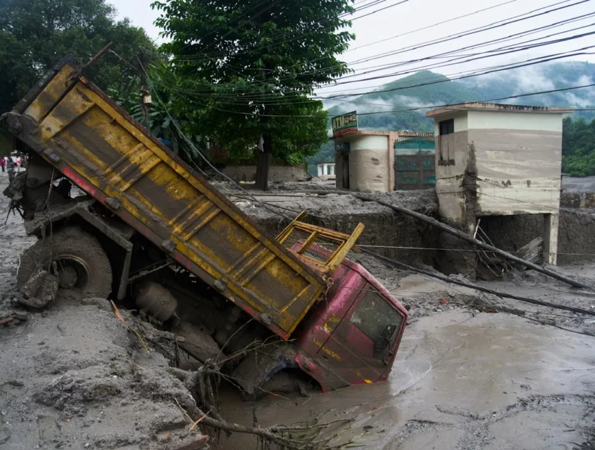 Reportan más de 390 muertos y 1.400 desaparecidos por inundaciones en Nepal y Tíbet