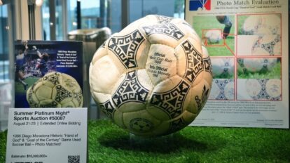 Balón de Maradona se subasta por más de 3 millones de dólares