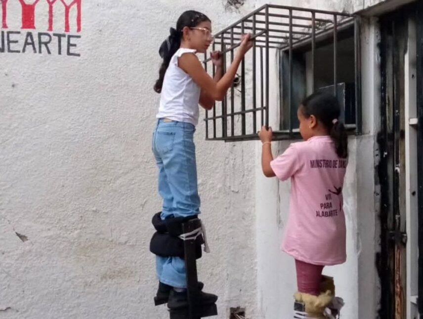 Ofrecen taller permanente de zancos en Ciudad Bolívar