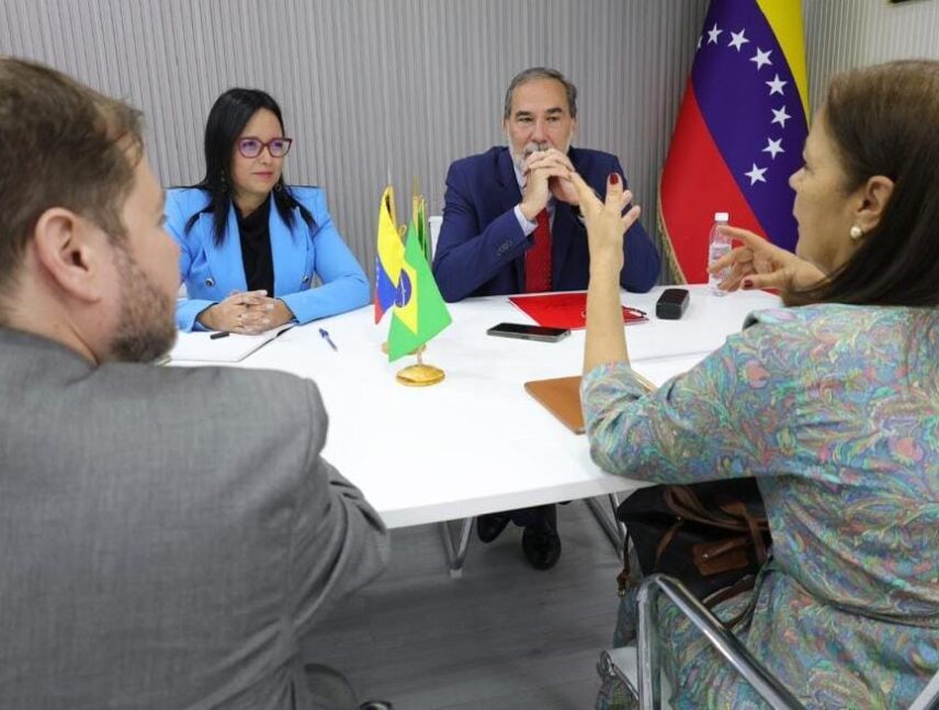 Venezuela y Brasil revisan agenda común de cooperación