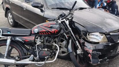 Colisión entre moto y sedán deja un lesionado en Ciudad Bolívar