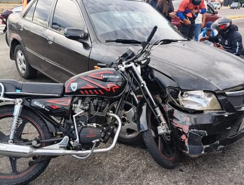 Colisión entre moto y sedán deja un lesionado en Ciudad Bolívar