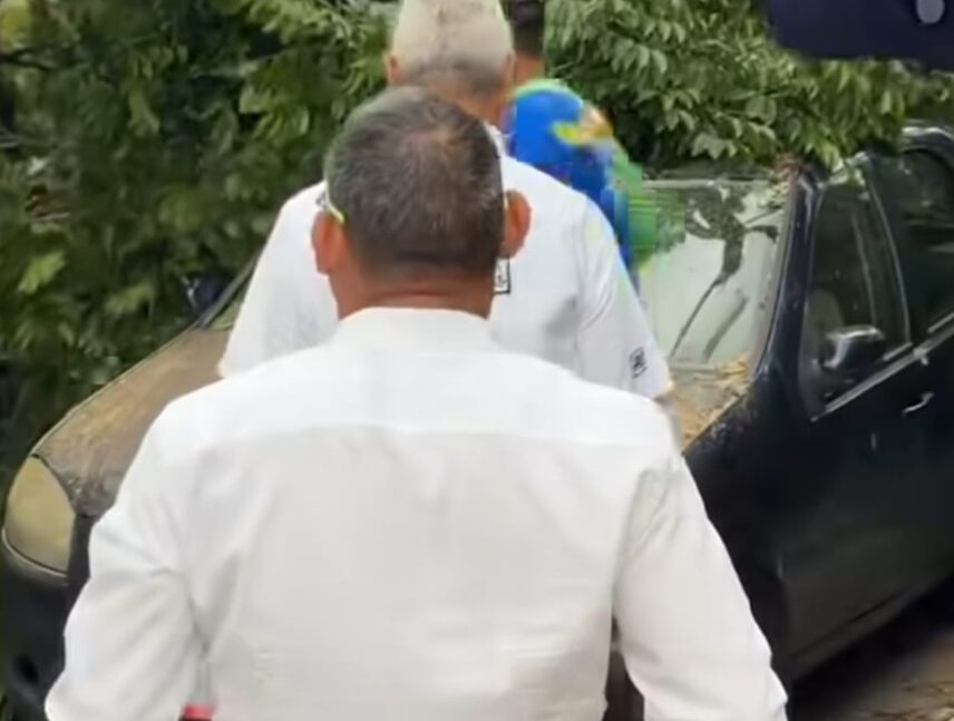 Árbol cae sobre vehículo en calle La Paz de Puerto Ordaz tras fuertes vientos