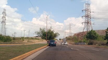 Avenida Fuerzas Armadas llena de huecos