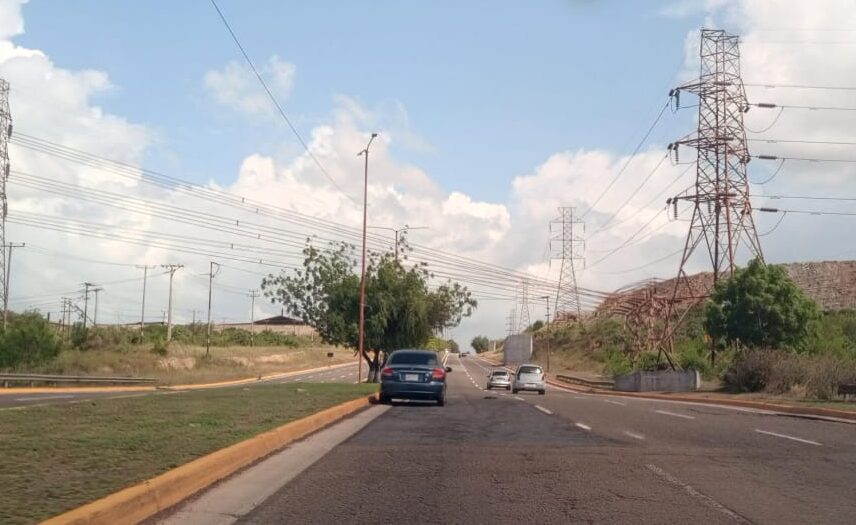 Avenida Fuerzas Armadas llena de huecos