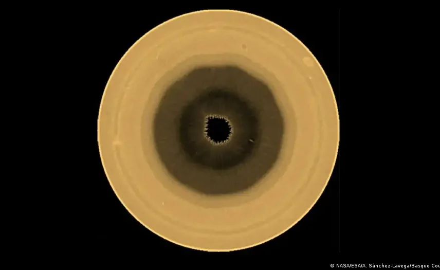 Astrónomos detectan gigante figura de 10 lados en Saturno