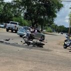 Colisión entre vehículo y motorizado en semáforo de Las Garzas