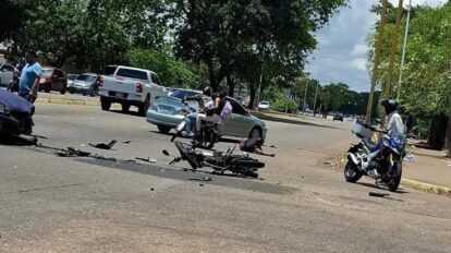 Colisión entre vehículo y motorizado en semáforo de Las Garzas