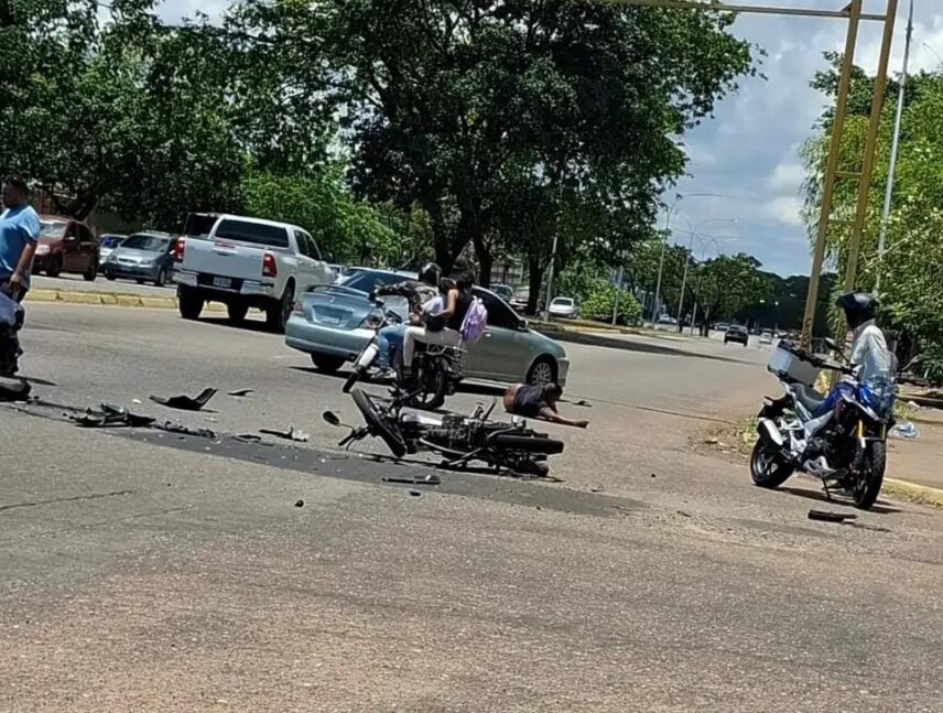 Colisión entre vehículo y motorizado en semáforo de Las Garzas