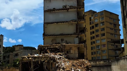 Avanza demolición del edificio Moisés en San Bernardino