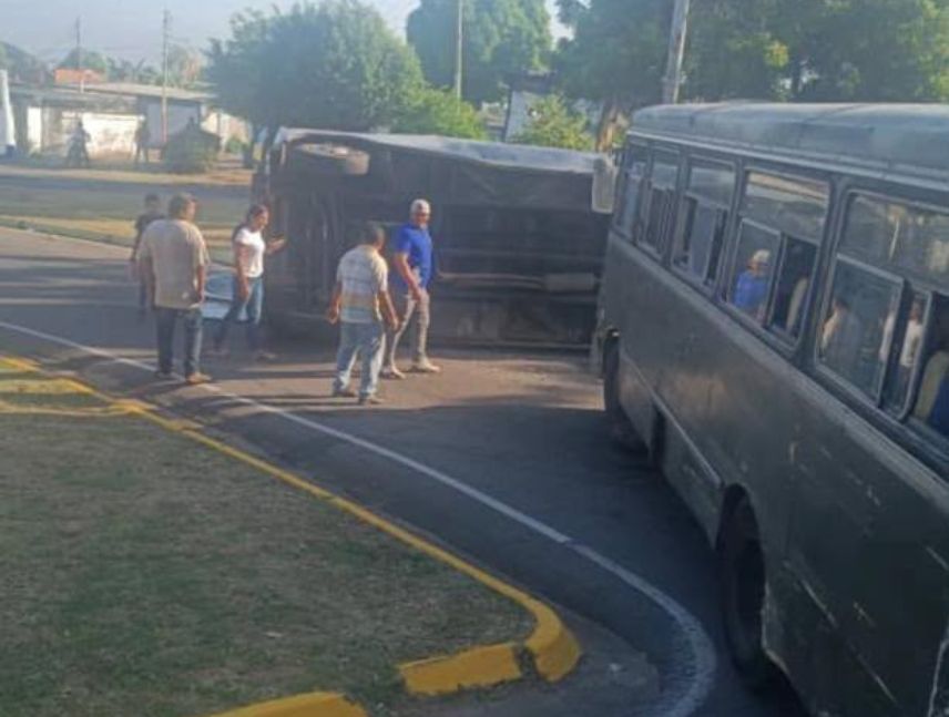 Choque de autobuses en El Roble