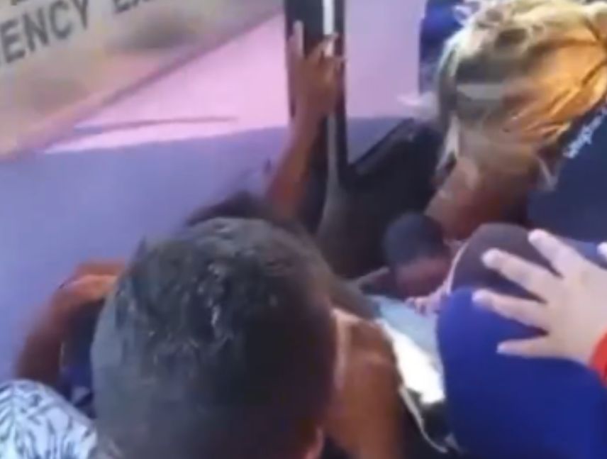 joven dio a luz en autobús en Zulia