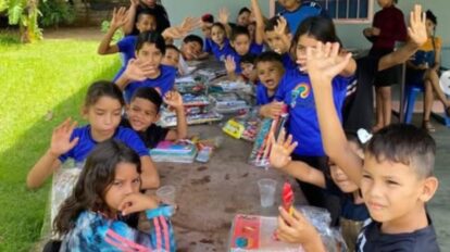 Buscadores de Libros entrega útiles escolares