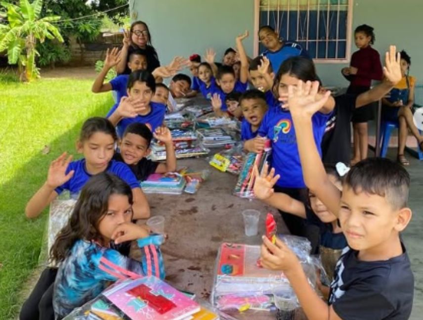 Buscadores de Libros entrega útiles escolares