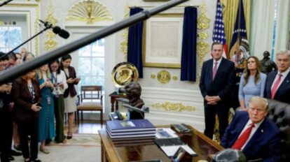 juez ordena reestituir medios vetados de la Casa Blanca