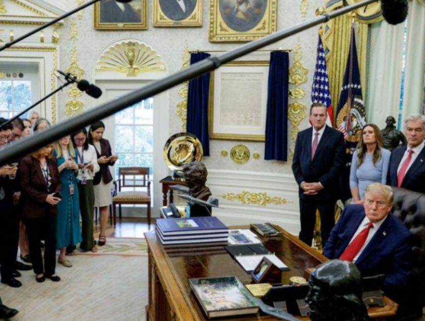 juez ordena reestituir medios vetados de la Casa Blanca