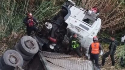 Camión cae al vacío tras accidente en la ARC