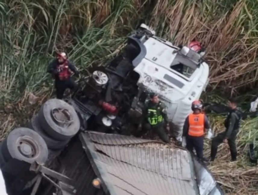 Camión cae al vacío tras accidente en la ARC