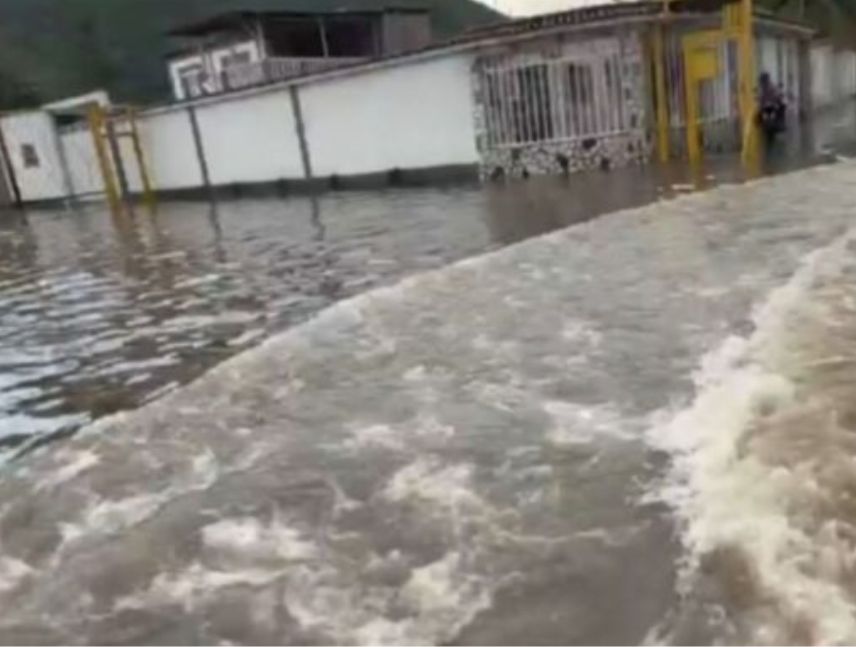 lluvias en Cagua anegaciones y árboles caídos