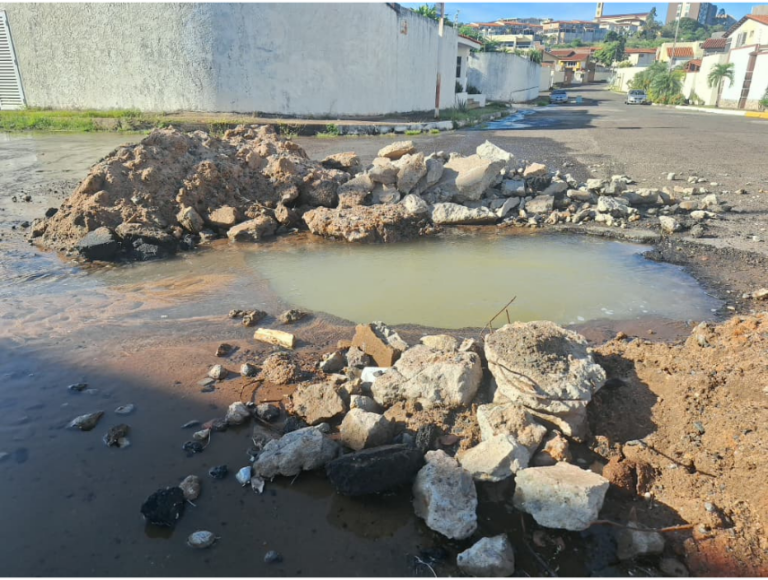 Socavación en la calle Guadalupe de Villa Granada en Puerto Ordaz