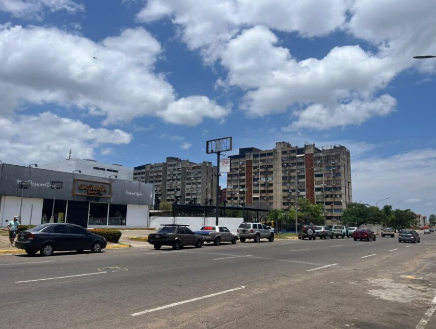 Largas filas para gasolina este domingo