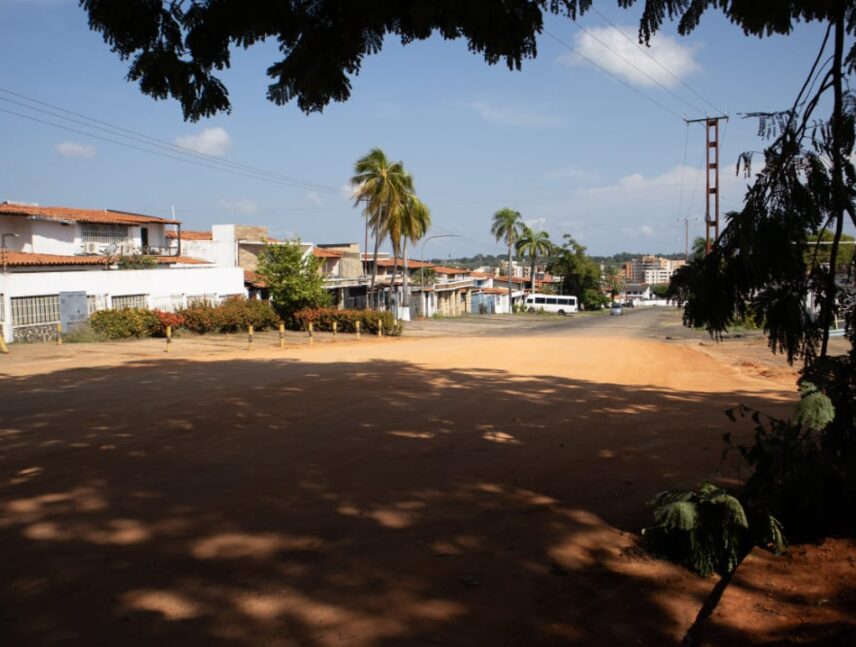 Culminan reparación de tubería en la vía Brasil