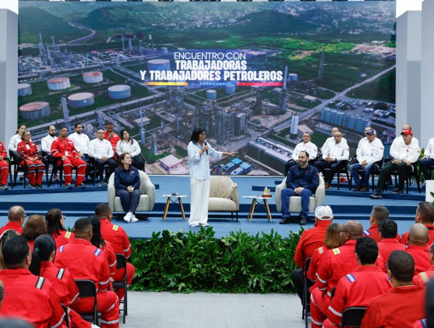 Presidenta (e) sostiene encuentro con trabajadores de la industria petrolera