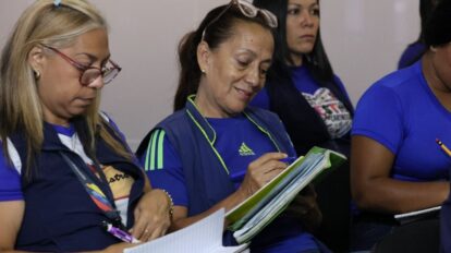 Convocan a docentes y personal administrativo a participar en programas de formación