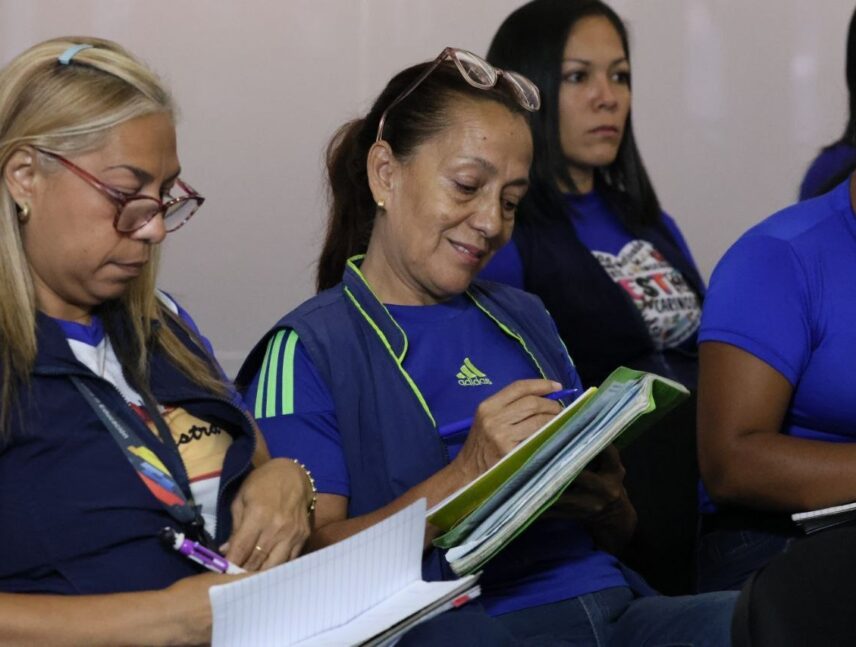 Convocan a docentes y personal administrativo a participar en programas de formación