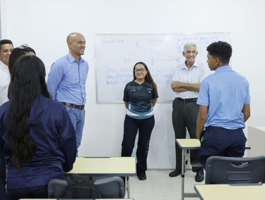 Entrega de bolsos y uniformes llegará a un millón de niños