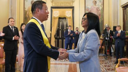 Venezuela condecora al embajador de Vietnam