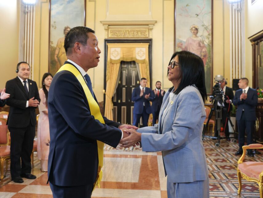 Venezuela condecora al embajador de Vietnam