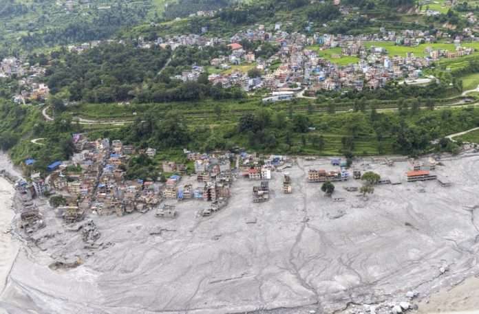Aumenta a 1.287 la cifra de muertos por riada en Nepal