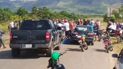 Habitantes de Tocomita trancan la vía a La Paragua ante cortes de luz