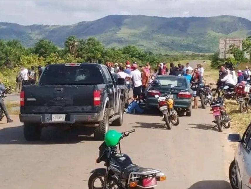 Habitantes de Tocomita trancan la vía a La Paragua ante cortes de luz