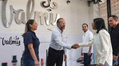 Presidenta visita planta de producción de cosméticos Valmy