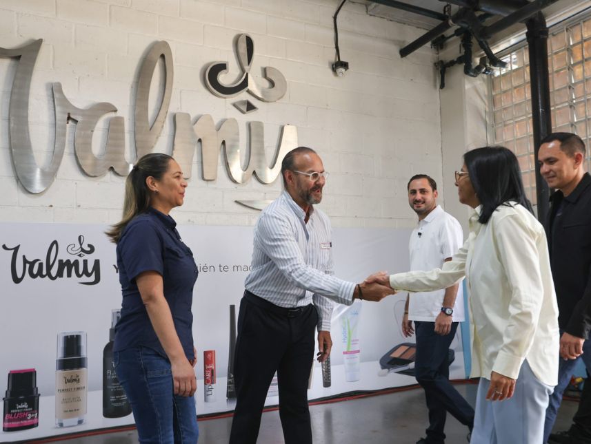 Presidenta visita planta de producción de cosméticos Valmy