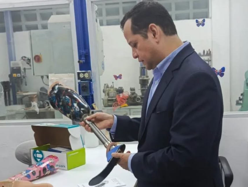 Firman convenio para producir prótesis biónicas a pacientes con discapacidad