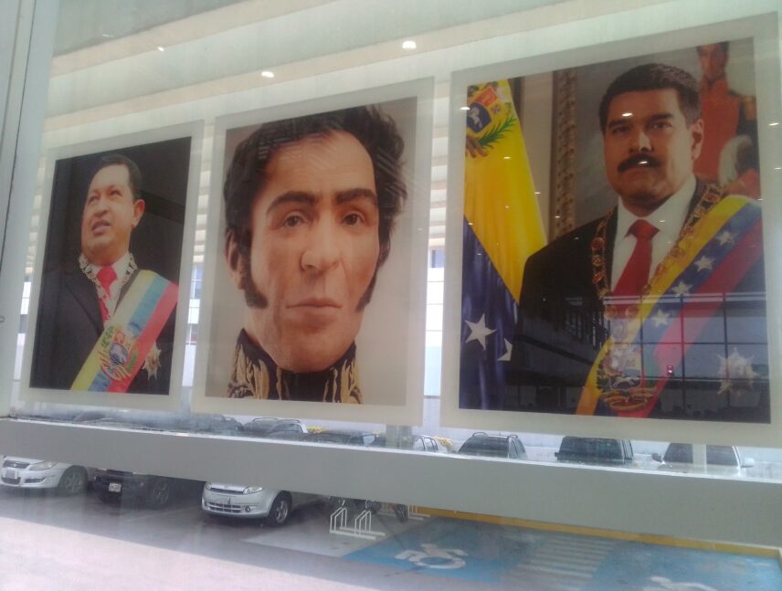 CVG ordena eliminar los retratos de Chávez, Bolívar y Maduro
