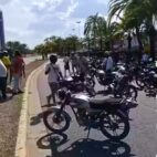 Motorizados protestan en avenida Guayana por falta de combustible