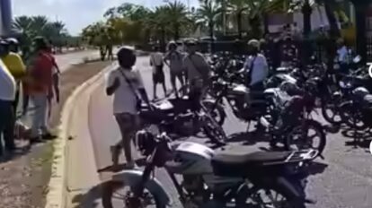 Motorizados protestan en avenida Guayana por falta de combustible
