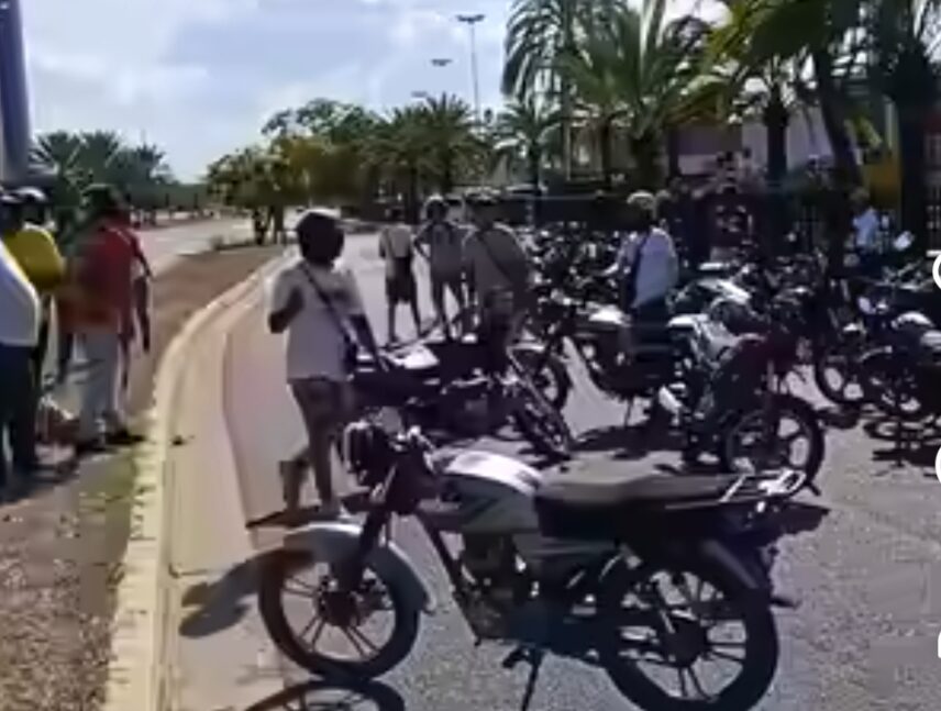 Motorizados protestan en avenida Guayana por falta de combustible