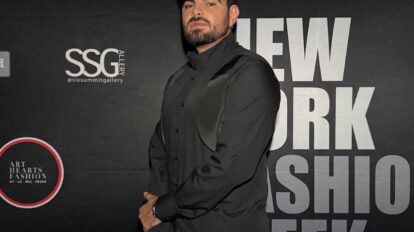 Jonathan Moly sorprende como modelo en el New York Fashion Week