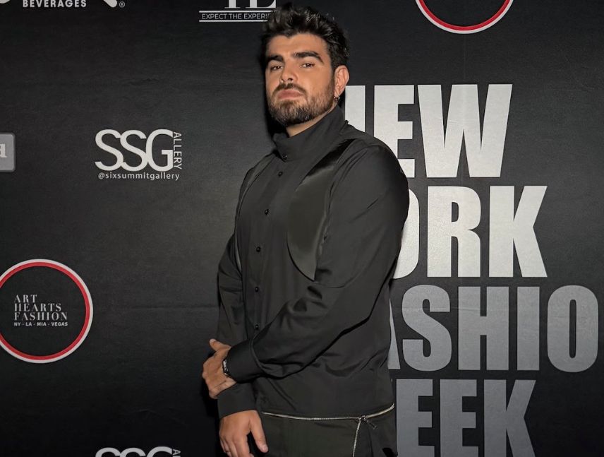 Jonathan Moly sorprende como modelo en el New York Fashion Week