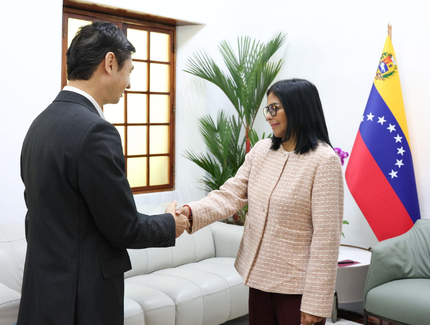 Delcy Rodríguez se reúne con el embajador de China en Venezuela